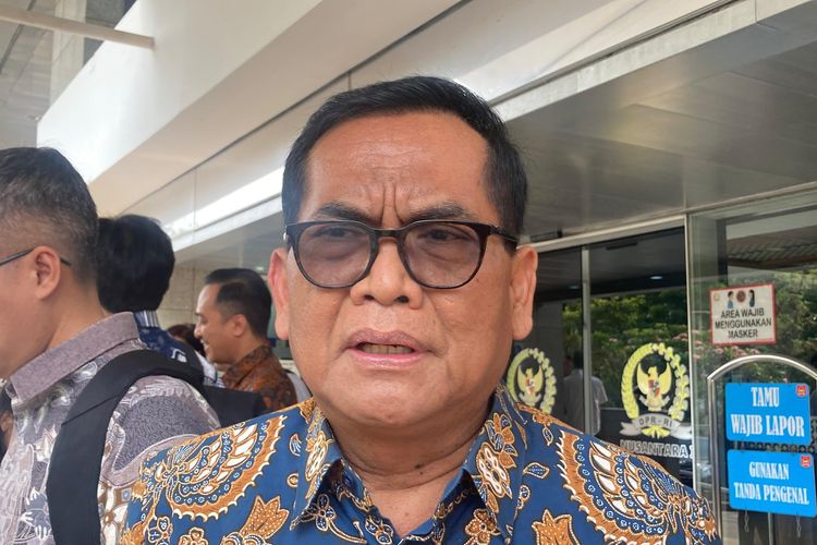 Ketua Majelis Disiplin Profesi (MDP) Sundoyo menyampaikan proses pemeriksaan dugaan malapraktik di RSCM hingga mengalami kebocoran usus usai rapat dengan Komisi IX DPR RI, di Kompleks Parlemen, Senayan, Jakarta Pusat, Rabu (2/7/2025). 