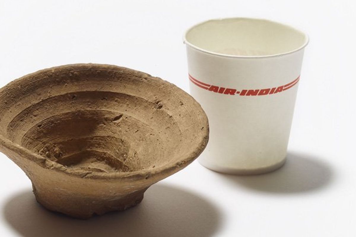 Gelas sekali pakai yang digunakan orang dari perdaban Minoa 3500 tahun lalu (kiri).