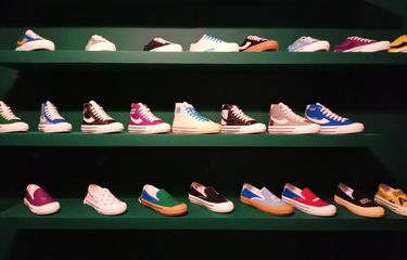 Koleksi sepatu Compass/347 dan booth unik dengan replika tempat tidur Nyi Roro Kidul di acara Urban Sneaker Society (USS) 2021, di JCC Senayan.