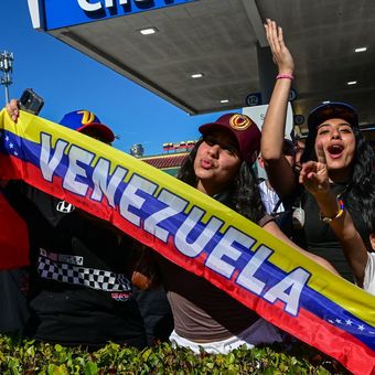 Warga Venezuela bersuka ria merayakan penangkapan Presiden Nicolas Maduro oleh militer AS. Mereka meluapkan suka cita di Doral, Negara Bagian Florida, Amerika Serikat, Sabtu (3/1/2026).