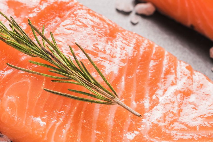 Berapa Lama Daging Ikan Salmon Bisa Disimpan di Kulkas dan Freezer?