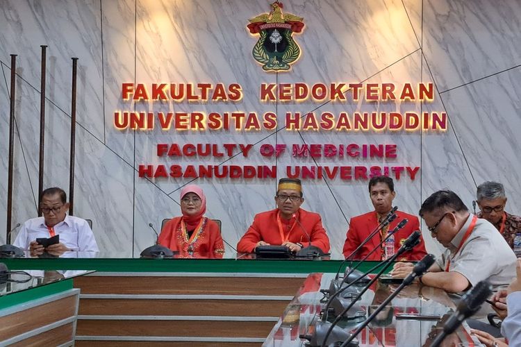 Wakil Rektor 1 Universitas Hasanuddin Prof Muhammad Ruslin (pakai songkok recca) saat memaparkan pelaksanaan Ujian Tulis Berbasis Komputer (UTBK) di Ruang Senat Lantai 2 Fakultas Kedokteran, Kampus Unhas, Jl Perintis Kemerdekaan, Makassar, Kamis (2/5/2024).