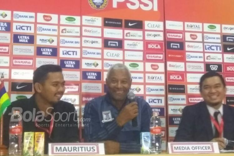 Pelatih timnas Mauritius, Francisco Filho Joaquim, memberikan pernyataan kepada media selepas timnya takluk dari timnas Indonesia dengan skor 0-1 pada laga uji coba di Stadion Wibawa Mukti, Cikarang, Kabupaten Bekasi, Selasa (11/9/2018).


