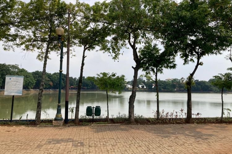 Danau Setu Babakan yang belum bisa dikunjungi oleh wisatawan umum selama percobaan pembukaan kembali tempat wisata, Jakarta, Minggu (17/10/2021).