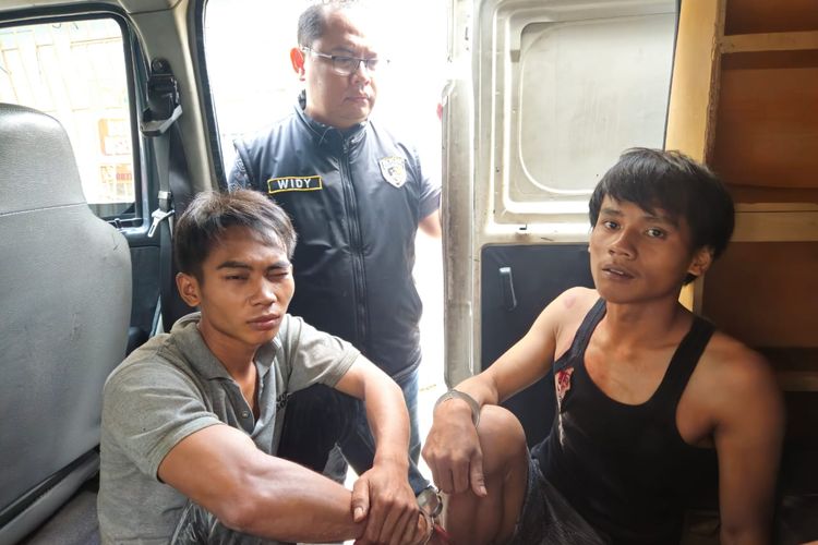 Tampang pembunuh pasangan suami istri (pasutri) di ruko kawasan Cipulir, Kebayoran Lama, Jakarta Selatan, AH (26) dan JZ (22), saat diciduk aparat kepolisian 