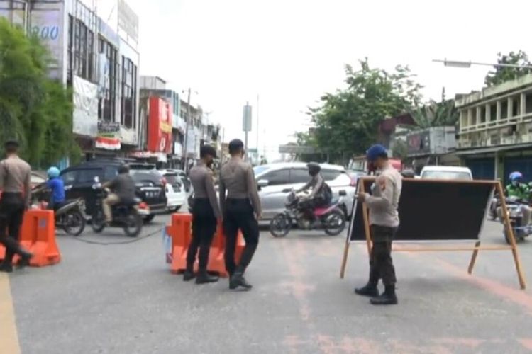 Petugas kepolisian melakukan penyekatan pada ruas jalan menuju jalan Jenderal Sudirman Pekanbaru saat pemberlakuan PPKM level 4 beberapa waktu lalu.