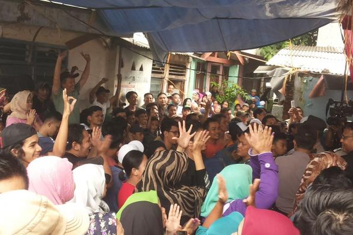 Warga menyaksikan proses penghitungan suara yang berlangsung usai proses pencoblosan ulang di tempat pemungutan suara (TPS) 29 Kelurahan Kalibata, Pancoran, Jakarta Selatan, Minggu (19/2/2017).