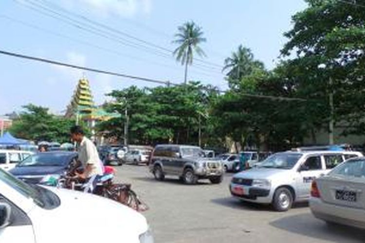 Alat transportasi utama di Yangon adalah taksi. Sepeda motor dilarang beroperasi di kota tersebut.