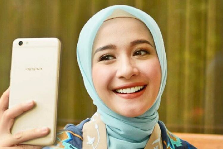 Laudya Cynthia Bellla pamer Oppo F3 Plus