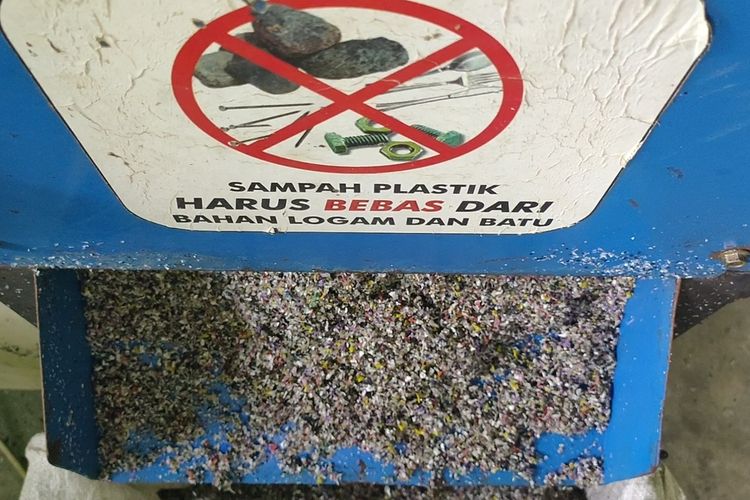 Seorang pekerja mengoperasikan mesin pencacah sampah plastik tas kresek yang terkumpul di bank sampah Dhuawar Sejahtera di Pedukuhan Kroco, Kalurahan Sendangsari, Kapanewon Pengasih, Kabupaten Kulon Progo, Daerah Istimewa Yogyakarta. Dhuawar mengolah plastik kresek jadi ukuran halus dan cacahan itu disuplai ke pengaspalan.