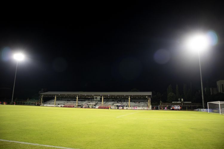 Salah satu venue seri 4 Liga 1 2021-2022, Stadion I Gusti Ngurah Rai Denpasar pada malam hari.