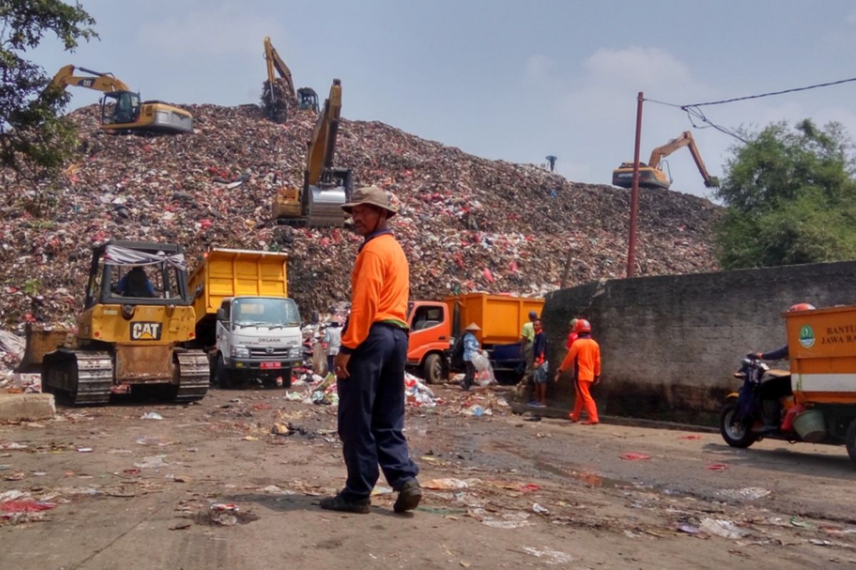 Suasana di Tempat Pengolahan Akhir (TPA) sampah di Cipayung, Depok, Selasa (15/8/2017). Sehari sebelumnya, para sopir dan kernet truk sampah mengadakan aksi unjuk rasa disertai mogok kerja di tempat ini. Aksi dilatarbelakangi tuntutan untuk mendapatkan gaji 13.