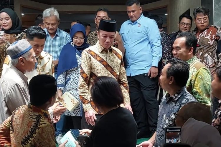 Presiden ke-7 Republik Indonesia Joko Widodo saat keluar usai menghadiri rapat senat terbuka di auditorium Fakultas Kehutanan UGM.
