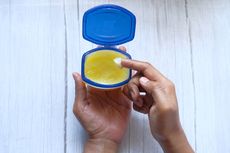 7 Manfaat Petroleum Jelly di Rumah, Bisa Mengangkat Berbagai Noda