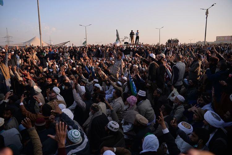 Loyalis Partai Tehreek-e-Labaik ketika berunjuk rasa di Islamabad (27/11/2017). Unjuk rasa itu memprotes perubahan undang-undang tentang pemilu yang dianggap sebagai aksi penghujatan.