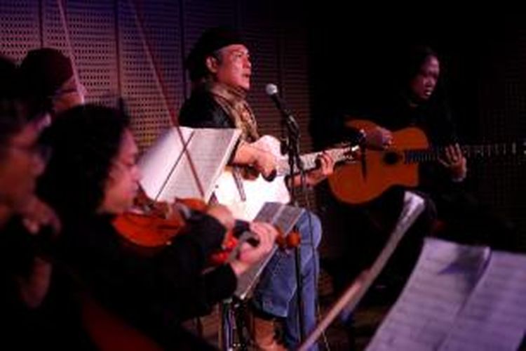 Pertunjukan Nyanyian Puisi Jodhi Yudono 'Aku, Chairil, dan Rendra' di Galeri Indonesia Kaya, Grand Indonesia Shopping Town, Jakarta, Jumat (13/12/2013). Karya seni yang menggabungkan antara sastra dan musik ini mengangkat karya-karya Chairil Anwar, WS Rendra, dan Jodhi Yudono yang digubah dan dinyanyikan. KOMPAS IMAGES/KRISTIANTO PRNOMO