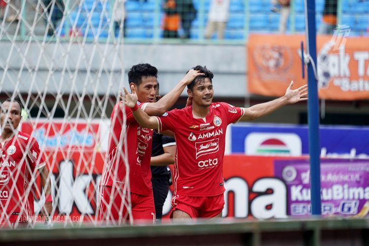 Pemain Persija Jakarta Aji Kusuma selebrasi seusai menjebol gawang PSM Makassar saat pertandingan pekan ke-20 Liga 1 2022-2023 yang berakhir dengan skor 4-0 di Stadion Patriot Candrabhaga Bekasi, Rabu (25/1/2023) sore. 