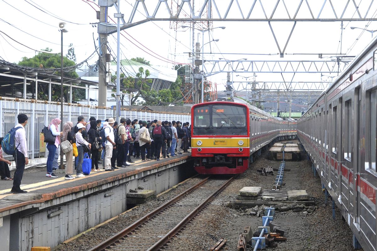 Penumpang KRL Jabodetabek. Orang kaya akan bayar tarif KRL lebih mahal.