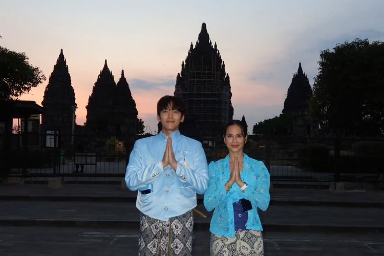Ji Chang Wook tampil memukau di Candi Prambanan kenakan beskap biru muda. Tampil serasi dengan Pevita Pearce, ini dia 5 potretnya.

