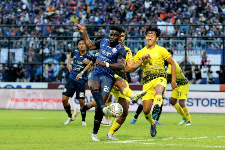 Pemain baru Arema FC Abel Camara berebut bola dengan pemain Barito Putera M Luthfi Kamal saat pertandingan babak 8 besar Piala Presiden 2022 yang berakhir dengan skor 0-0 dilanjutkan adu penalti 5-4 di Stadion Kanjuruhan Kepanjen, Kabupaten Malang, Sabtu (2/7/2022) sore.