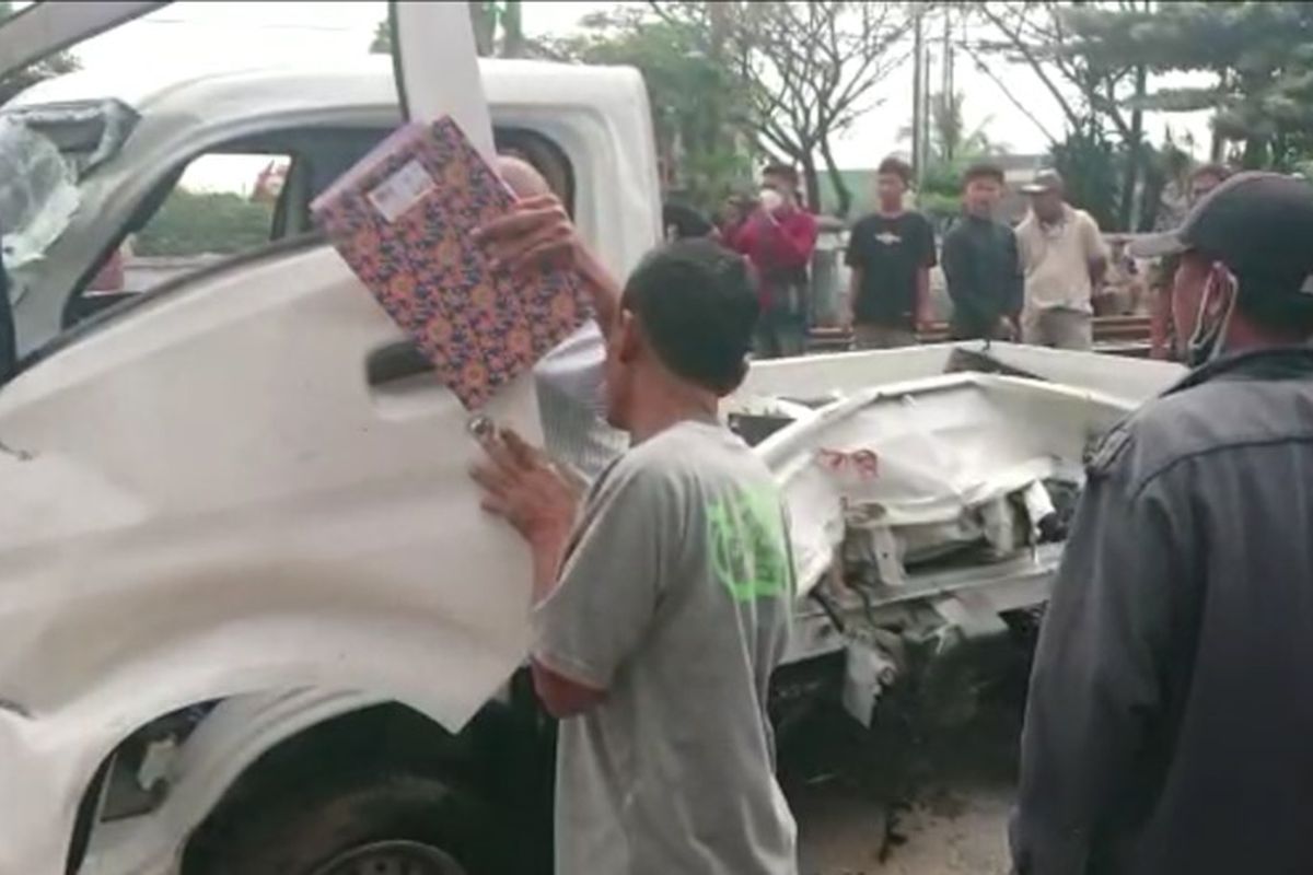 Kondisi mobil pickup Suzuki Carry dengan nomor polisi S 9169 AE yang dikemudikan Rahmad Suyono (27) warga Desa Ngrejeng, Kecamatan Grabakan, Tuban, rusak usai tertabrak kereta api, Rabu (13/7/2022). *** Local Caption *** Kondisi mobil pickup Suzuki Carry dengan nomor polisi S 9169 AE yang dikemudikan Rahmad Suyono (27) warga Desa Ngrejeng, Kecamatan Grabakan, Tuban, rusak usai tertabrak kereta api, Rabu (13/7/2022).