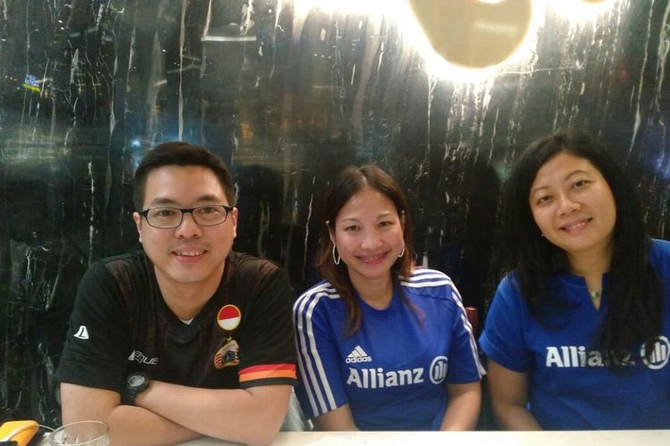 Head of Corporate Communications Allianz Indonesia, Adrian DW (kiri), dan Head of Market Management Indonesia, Karin Zulkarnaen (tengah), saat jelang laga Persija vs Song Lam Nghe An.