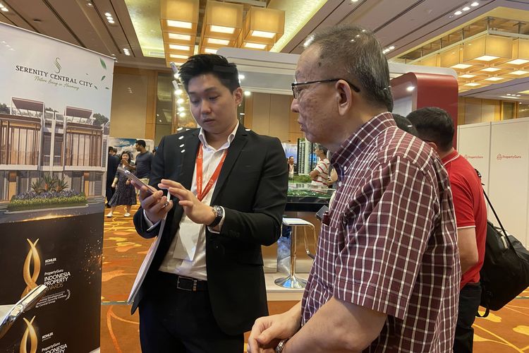 Calon konsumen saat mengunjungi booth Serenity Central City dalam acara Invest Asia Property Show di Singapura, yang digelar oleh PropertyGuru pada 29-30 Juli 2023 lalu.