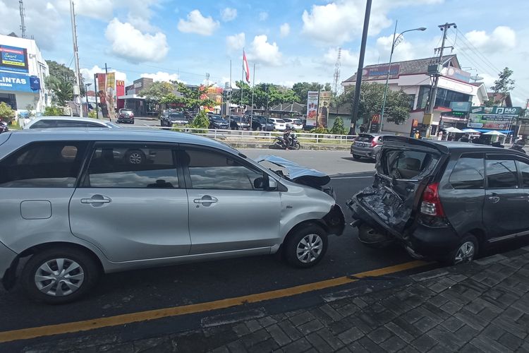 Dua Mobil ringsek akibat kecelakaan karambol di Ring Road