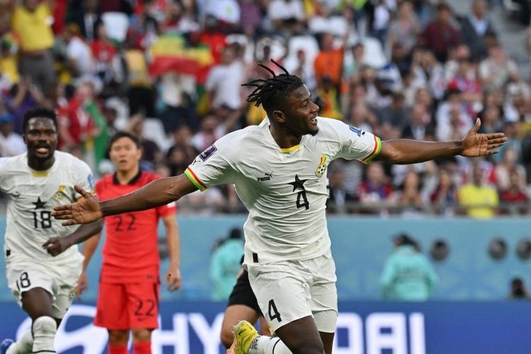 Mohammed Salisu melakukan selebrasi usai mencetak gol pembuka pada laga Korea Selatan vs Ghana di Piala Dunia 2022 di Education City Stadium, Senin (28/11/2022) malam WIB. (Foto oleh Jung Yeon-je/AFP)