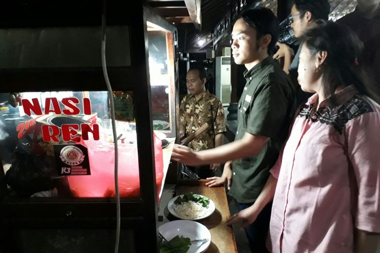 Sri bersama anak dan suaminya menyajikan nasi goreng di pertemuan Ketum Partai Demokrat SBY dan Ketum Partai Gerindra Prabowo Subianto di Cikeas, Bogor, Jawa Barat. Kamis (27/7/2017)