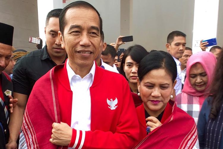 Presiden Joko Widodo dan Ibu Negara Iriana mengenakan tenun ulos saat mengunjungi lokasi wisata Salib Kasih Kota Tarutung, Kabupaten Tapanuli Utara, Sumatera Utara, Selasa (30/7/2019).