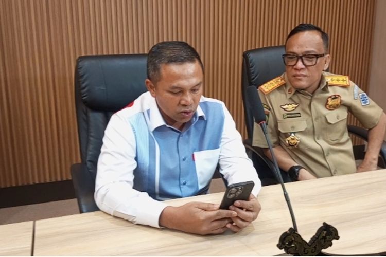 Video Call Walkot Pekanbaru soal Ijazah Ditahan, Gubernur: Kalau Perlu Cabut Izinnya
