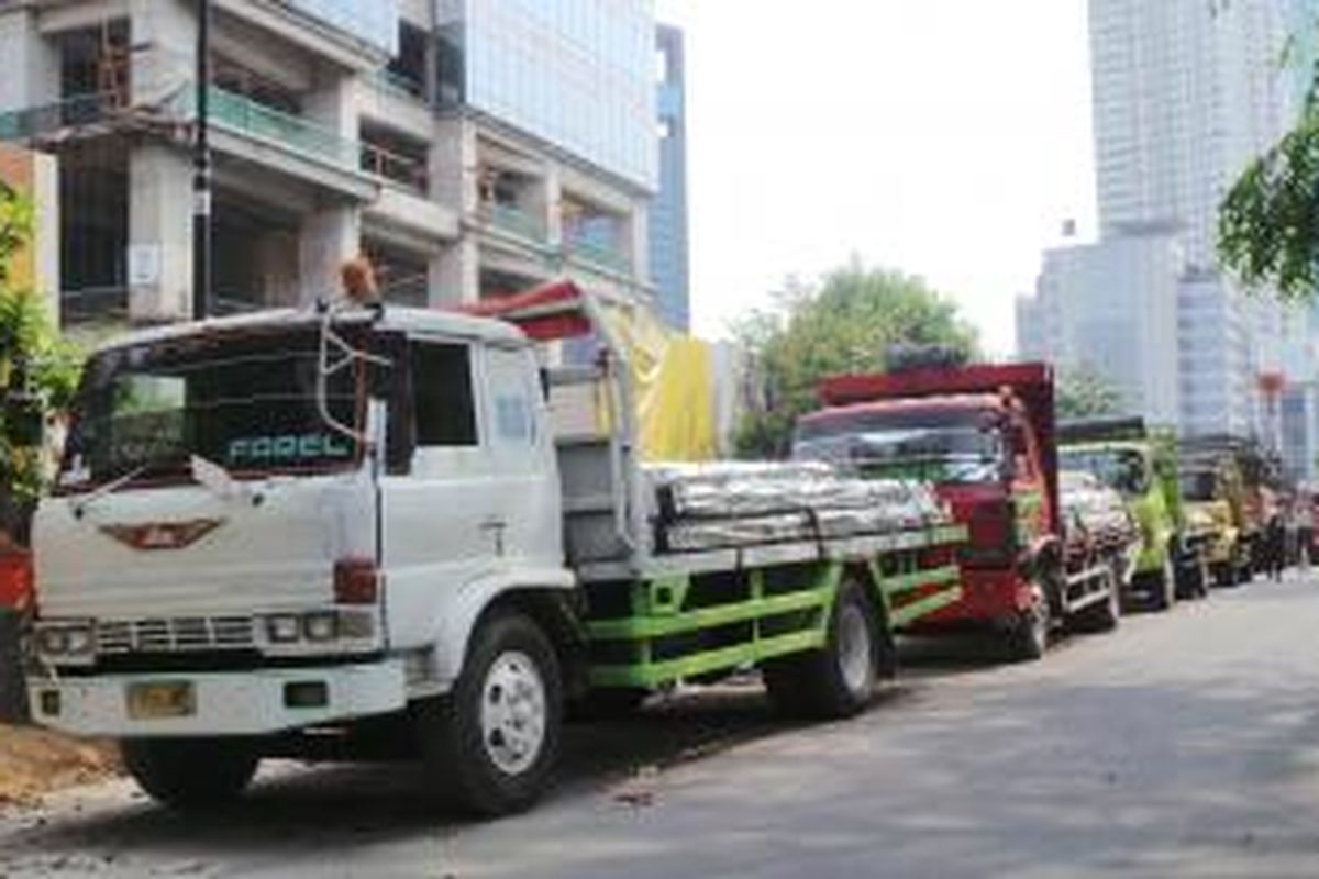 Enam truk yang dikawal Bripka Sukardi terparkir di Rasuna Tower, Kuningan Jakarta Salatan. Rabu (11/9/2013).