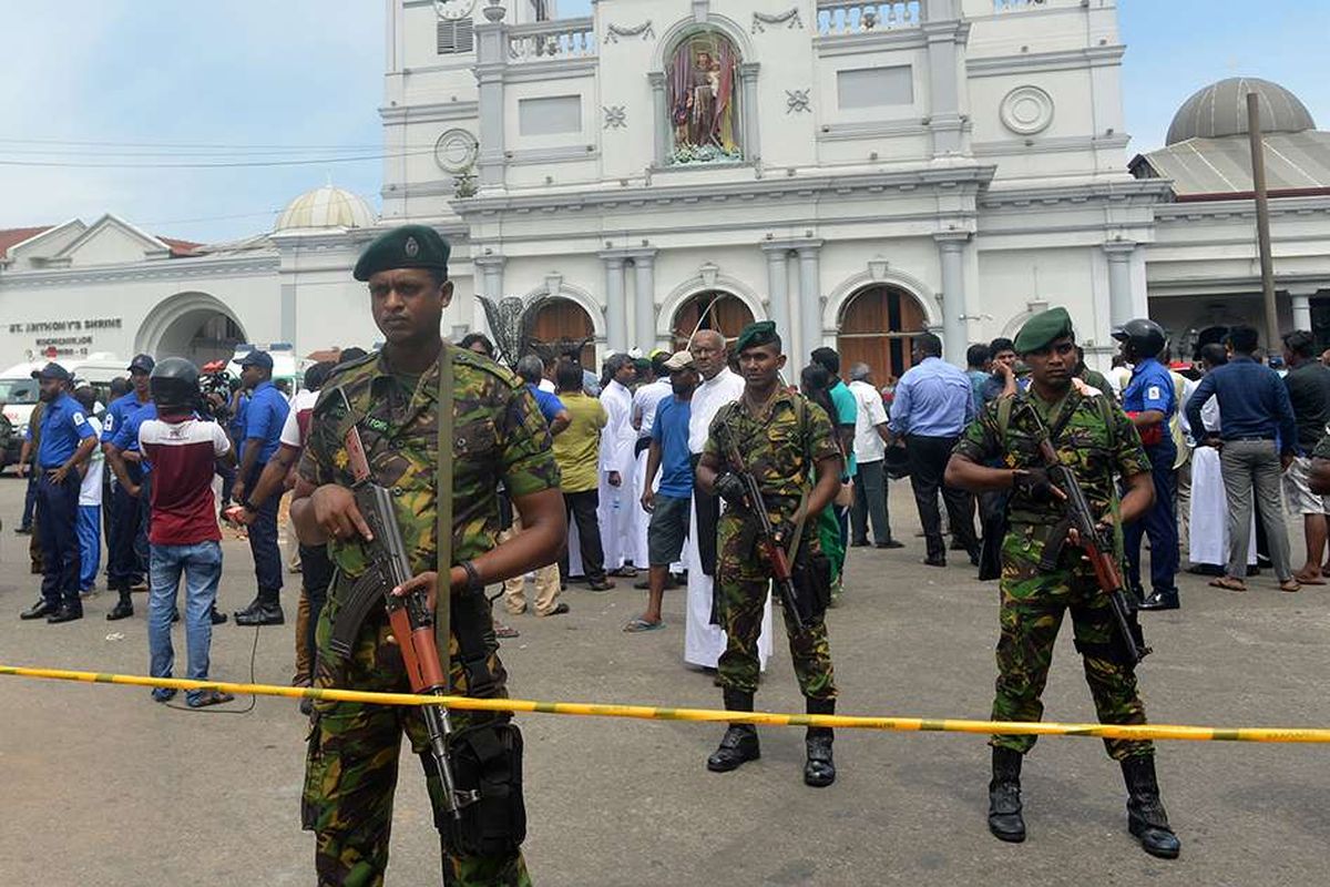 Petugas melakukan penjagaan pasca-ledakan yang menimpa Gereja St Anthony di Kochchikade, Kolombo, Minggu (21/4/2019). Jumlah korban tewas dalam ledakan yang menimpa sejumlah gereja dan hotel di Sri Lanka sudah mencapai 52 orang, belum dipastikan penyebab dan pelaku peledakan tersebut.