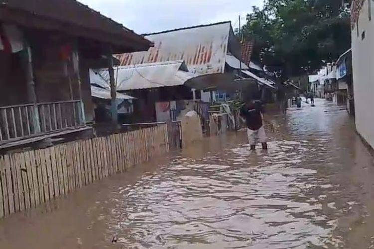 Banjir bandang di Sumbawa Barat,  Senin (12/12/2022). 