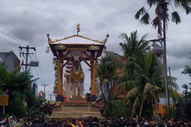 Sebuah lembu yang dijadikan tempat kremasi jenazah Raja Pemecutan XI. Kompas.com/Ach. Fawaidi