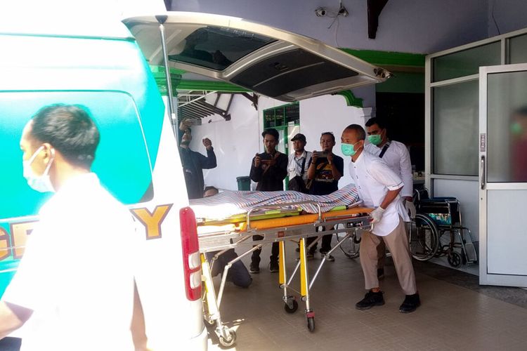 Jenazah AJH dimasukkan ke mobil ambulans untuk dikirim ke RSUD Srengat, Jumat (25/8/2023)