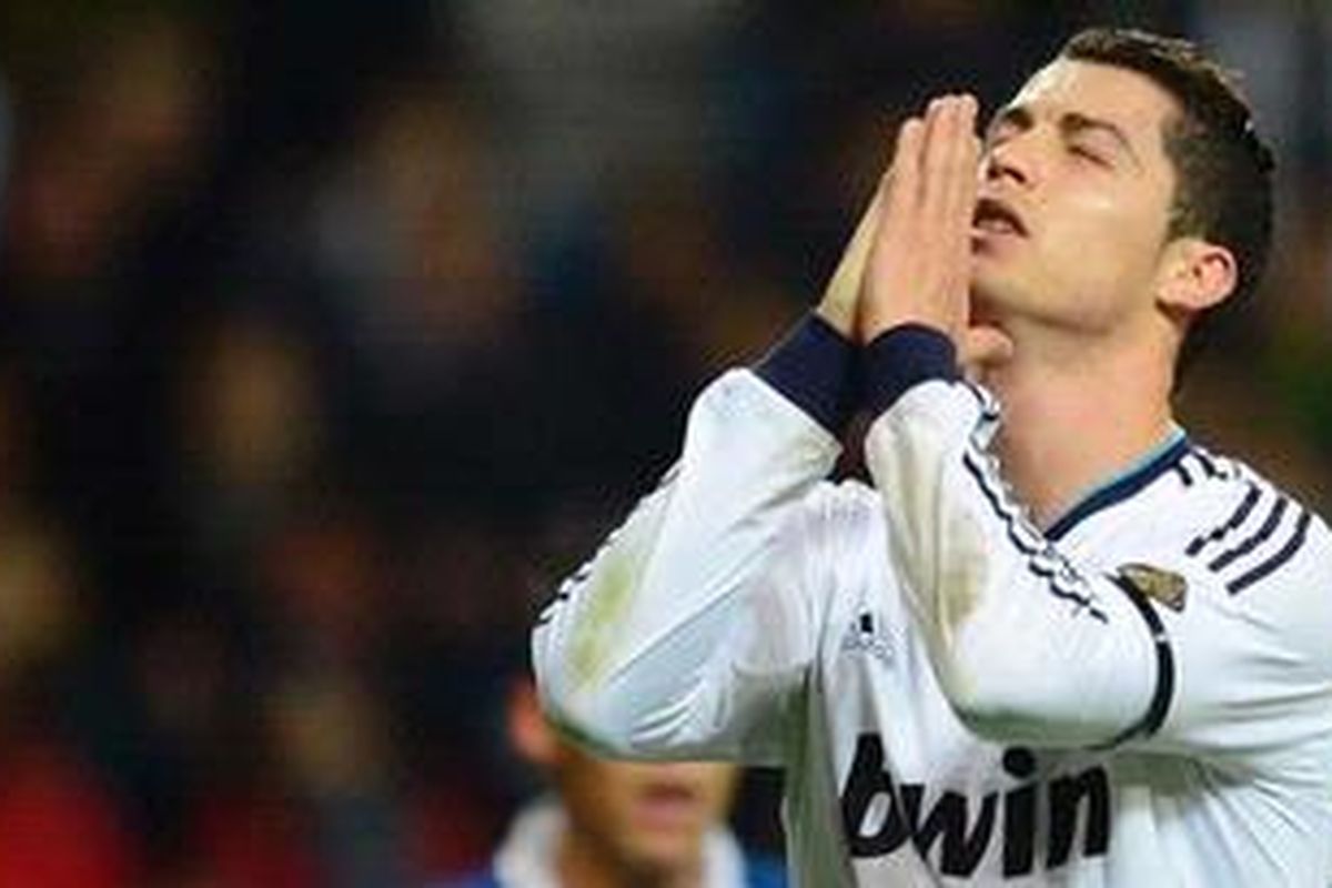 Penyerang Real Madrid dari Portugal, Cristiano Ronaldo, bereaksi dalam sebuah peluang saat timnya berlaga melawan Espanyol dalam laga pekan ke-17 Liga BBVA di Stadion Santiago Bernabeu. ARCOU