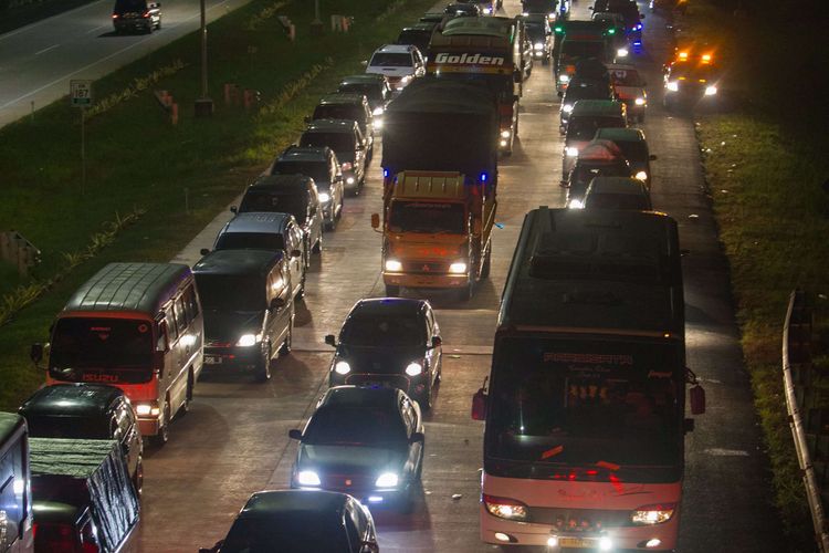 Kemacetan sepanjang 8 kilometer pada H-7 lebaran terjadi di gerbang pintu keluar Tol Palimanan, Cirebon, Jawa Barat, Sabtu (11/7/2015) meski delapan dari sembilan pintu difungsikan untuk arus keluar kendaraan dari Jakarta menuju Palimanan. Kemacetan parah berpotensi terjadi di gerbang tol ini pada puncak arus mudik lebaran. KOMPAS IMAGES/KRISTIANTO PURNOMO