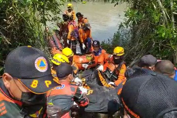 Tim SAR mengevakuasi jasad Pulong yang tewas diterkam buaya saat menambang timah di Sungai Sakan, Riau Silip, Bangka, Kamis (14/10/2021).