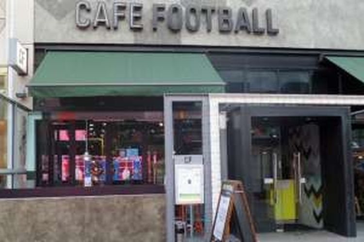 Cafe Football menjadi usaha kuliner pertama Gary Neville dan Ryan Giggs, dibuka di Stratford pada akhir 2013.