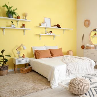 Ilustrasi kamar tidur dengan nuansa warna kuning, karpet di kamar tidur. 