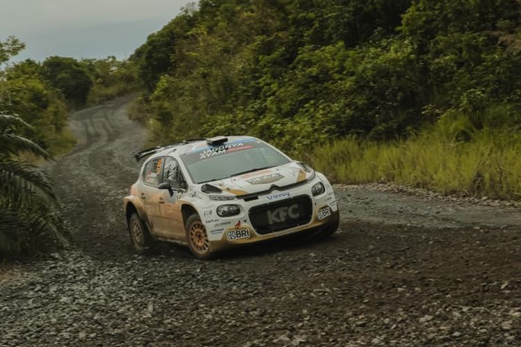 Drama Kejurnas Rally: Mobil Rudy SL Mogok Hingga Didorong Co-Driver