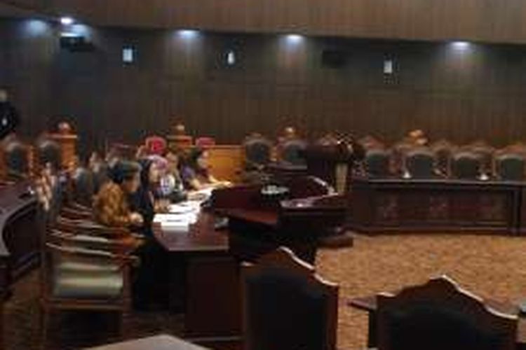Komisioner KPU Menyampaikan Permohonan Gugatan terkait keharusan melakukan Rapat Dengar Pendapat (RDP) dengan DPR dan Pemerintah kepada Majelis Mahkamah Konstitusi, Selasa (11/10/2016).