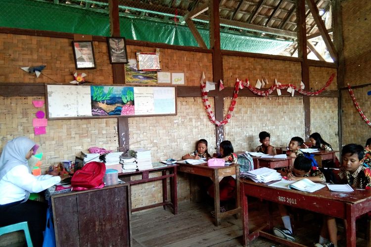 Puluhan siswa tengah belajar dalam ruang gedung sekolah zaman Belanda di SDN Pisangsambo 1, Kecamatan Tirtajaya, Kabupaten Karawang, Rabu (7/11/2019).