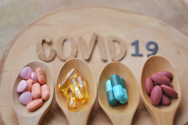 Ilustrasi obat untuk pasien Covid-19. Pasien Covid-19 dengan kondisi ringan, sedang hingga parah, biasanya tidak hanya menerima satu jenis obat. Interaksi obat bisa memberikan berbagai efek, namun tidak selalu merugikan, tetapi juga bisa menguntungkan.