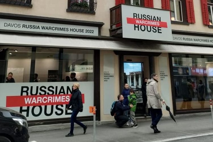 Russian House di Davos, Swiss, yang pada tahun-tahun sebelumnya dijadikan Rusia sebagai etalase promosi investasi negaranya, kini disewa dan diubah oleh Ukraina menjadi Russian Warcrime House.