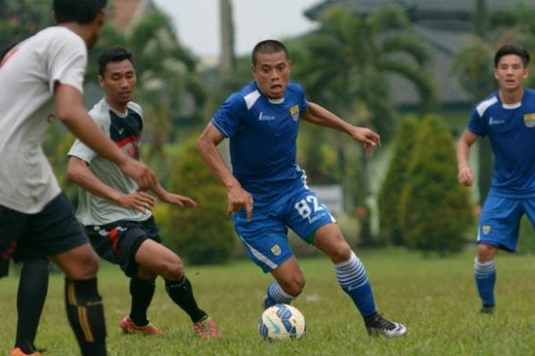 Penyerang Persib Tantan saat menggiring bola dalam pertandingan uji coba kontra RS Cibabat di Lapangan Pusdik Armed, Cimahi, Kamis (10/3/2016)