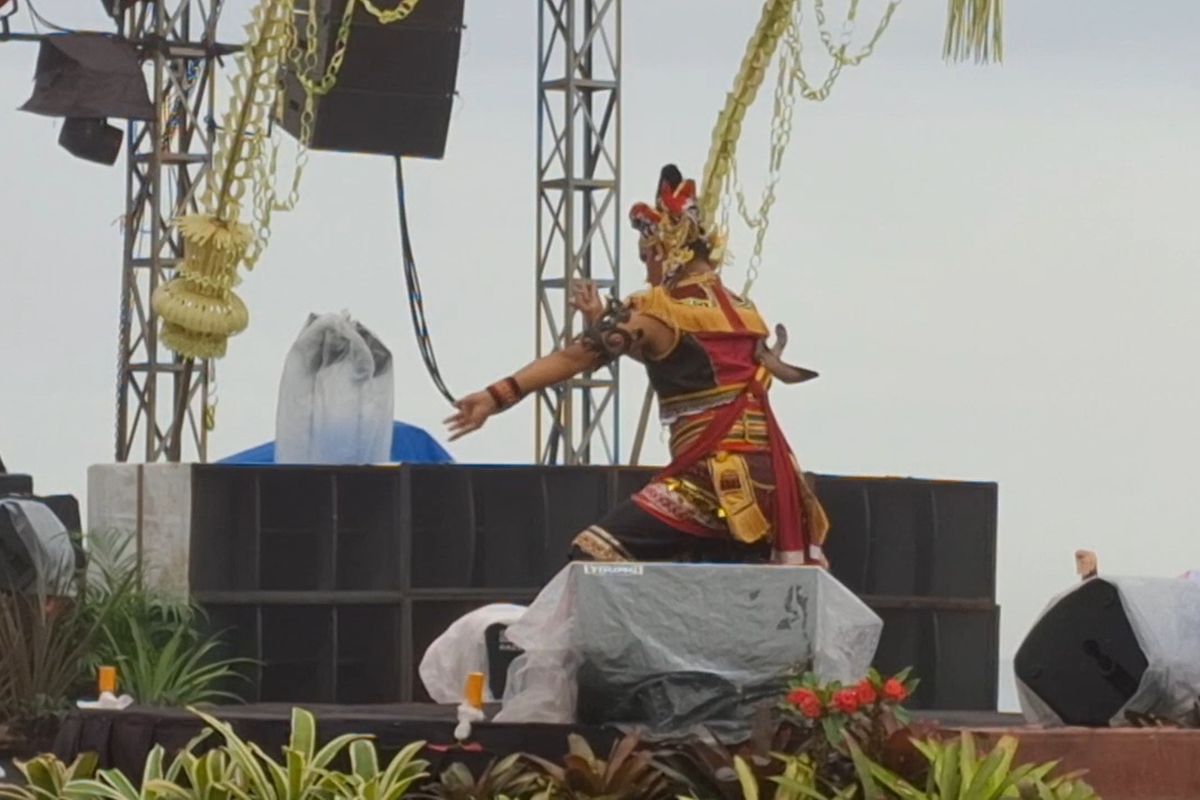 Pertunjukan drama kolosal legenda agasonya di Pantai Watu Pecak Lumajang, Minggu (25/8/2024)