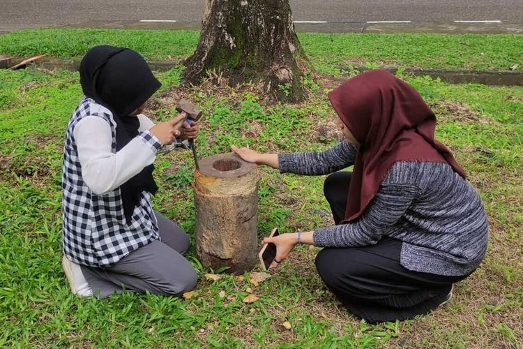 Mahasiswa memubuat kesenian alee tunjang di Kampus Bukit Indah, Universitas Malikussaleh (Unimal) Aceh Utara, Selasa (27/12/2022)